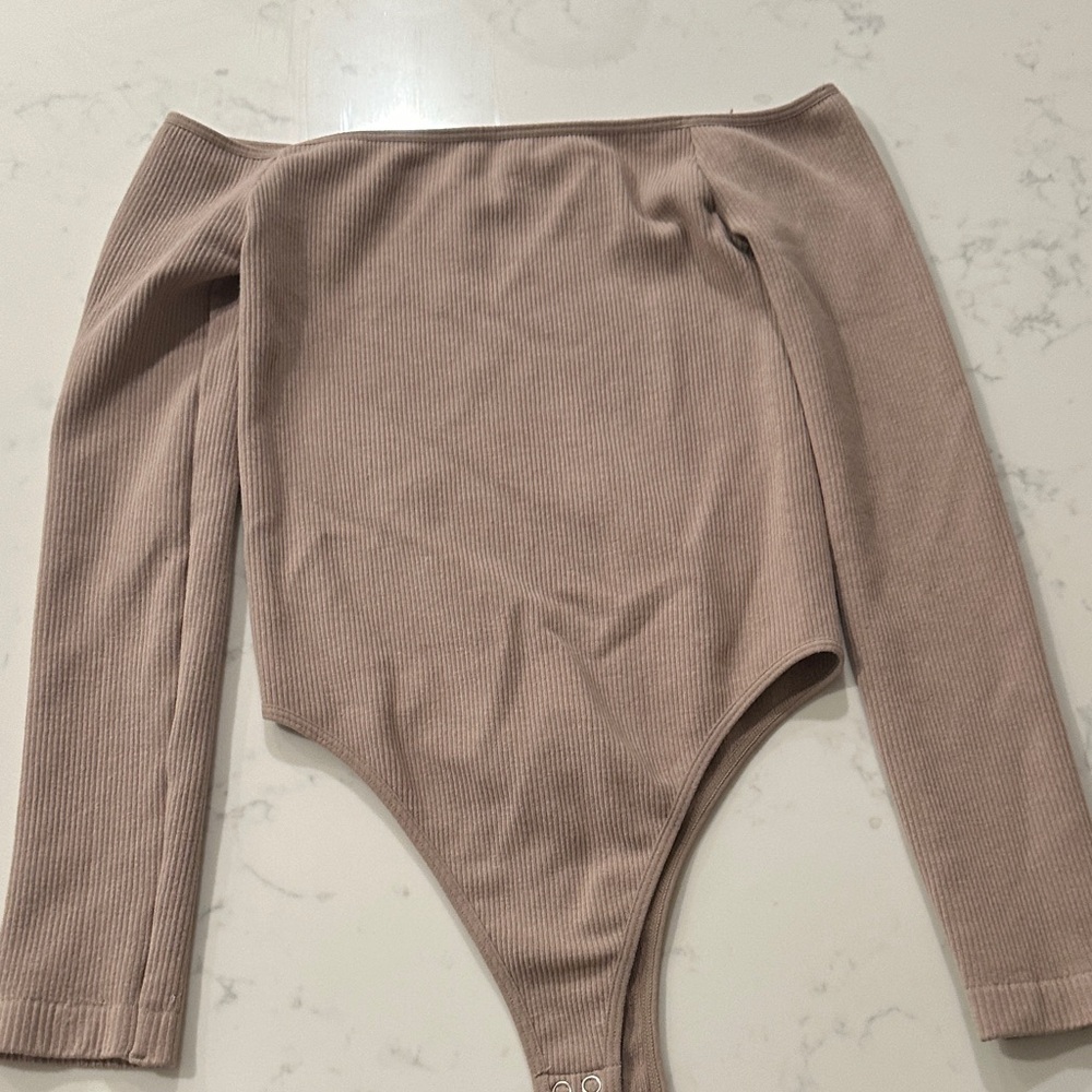 Off-Shoulder Ribbed Bodysuit in Taupe